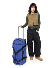 EASTPAK Duffel - حقيبة Duffel بعجلات متوسطة، لون أزرق "تارب"